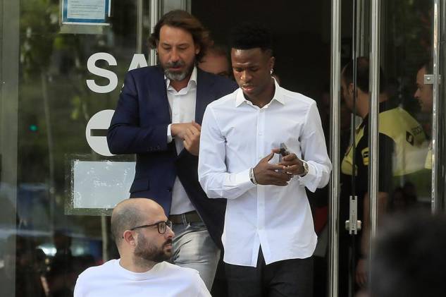 El delantero brasileño del Real Madrid Vinicius Jr a su salida de los juzgados de Plaza de Castilla en Madrid tras declarar por videoconferencia desde un juzgado de Madrid, en condición de víctima, por los insultos racistas recibidos en el estadio valenciano de Mestalla, el 21 de mayo de 2023.