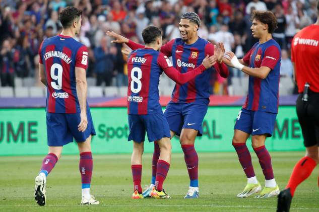 Pedri, Robert Lewandowski, Araujo y Joao Felix celebran.