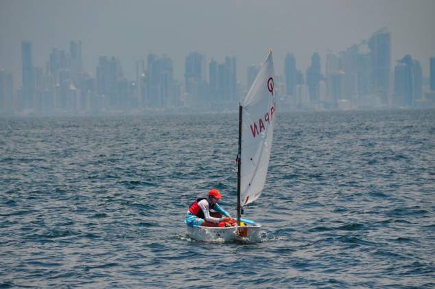 Ion desafía al mar en su pequeño velero