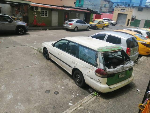 Abandonan auto en Patio Pinel