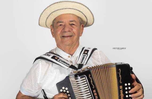 El líder del grupo musical “La Maquinaria Roja”.