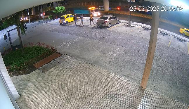 Cámara se Seguridad captan el robo agravado hacia una mujer que se mantenía con su su hija de 1 año y siete meses.