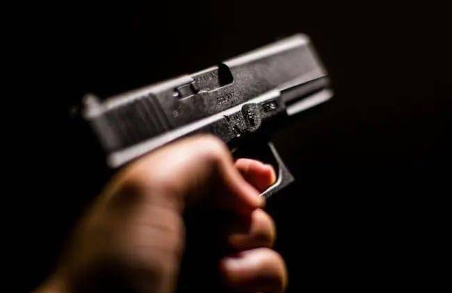 El joven de 15 años fue trasladado al Hospital San Miguel Arcángel, tras ser herido en la mano izquierda.