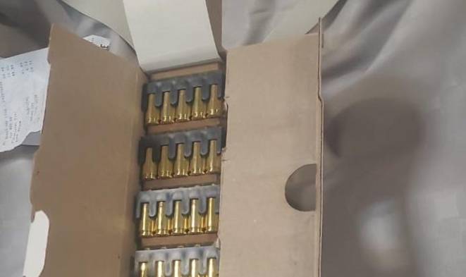 Los inspectores de Aduanas detectaron la presencia de estas municiones en el equipaje del viajero.