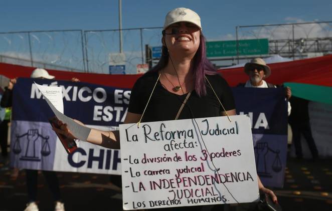 Personal del Poder Judicial de la Federación protesta contra la Reforma Judicial en el Puente Internacional Córdova de las Américas, este martes en Ciudad Juárez.