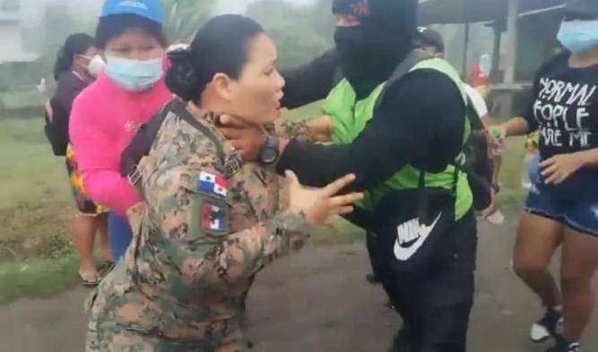 La funcionaria fue interceptada cuando se dirigía a su lugar de trabajo.