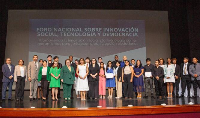 Jóvenes premiados de la UTP junto a ls organizadores.