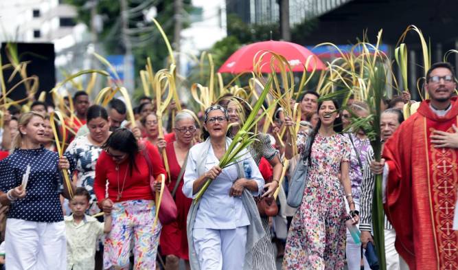 Con fe y alegría, miles de fieles celebran el Domingo de Ramos