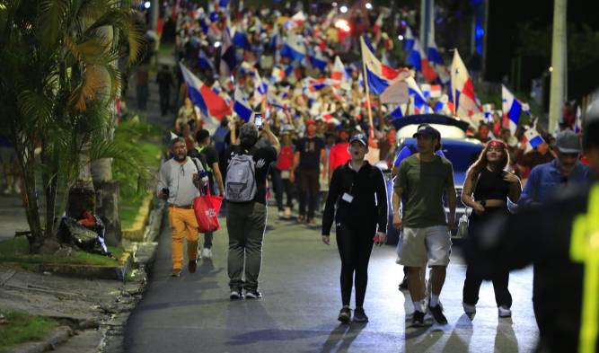 Sal de las Redes realizó ayer una marcha pacífica en rechazo a la actividad minera.