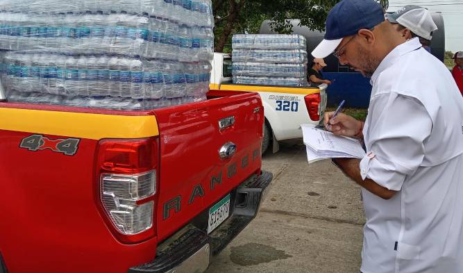 Personal del Idaan distribuye agua embotellada a comunidades afectadas de Herrera y Los Santos.