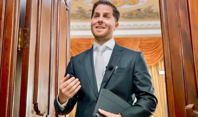 José Guardia presentó hoy en el Tribunal Electoral la petición de revocatoria contra Mayer Mizrachi.