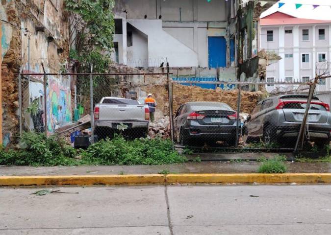 Colapso de muro histórico en Santa Ana afecta a tres vehículos