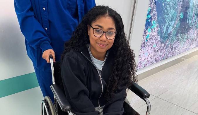 Hillary Heron tras salir de la cirugía.