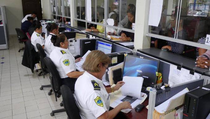Permiso ofrece residencia y empleo.