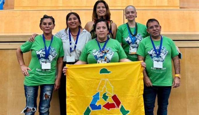 Fotografía sin fecha cedida del por la Fundación Avina desde la izquierda Nohra Padilla, Asociación de Recicladores de Bogotá; Jadira Vivanco (camisa blanca), Fundación Avina; Soledad Mella, Asociación de Recicladores de Chile (sostiene bandera); Silvio Ruiz, Red Latinoamericana de Recicladores; atrás izq a derecha Romina Malagamba y Paula Pariz, Fundación Avina en Ginebra (Suiza). EFE/ Fundación Avina /SOLO USO EDITORIAL NO VENTAS /SOLO DISPONIBLE PARA ILUSTRAR LA NOTICIA QUE ACOMPAÑA (CRÉDITO OBLIGATORIO)