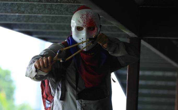 La UP también prohibió fabricar o almacenar explosivos con fines violentos.