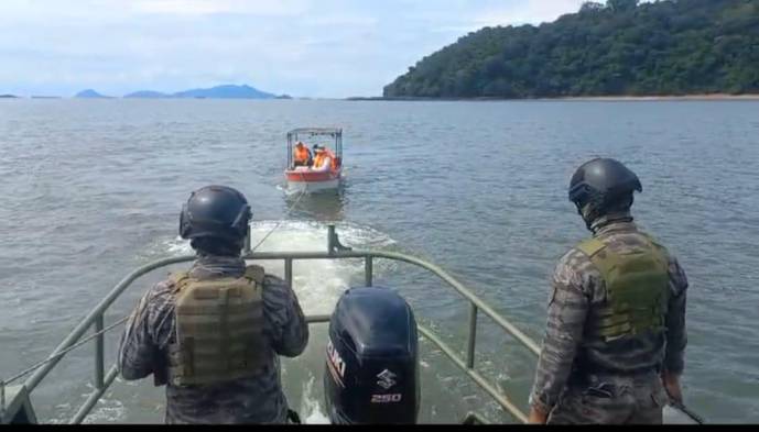 Policía rescata a cinco tripulantes de una embarcación en aguas cercanas al puente de las Américas