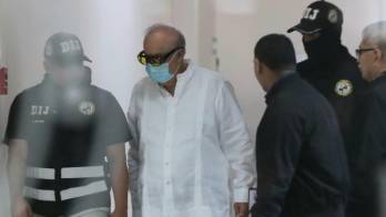 El exdirector de la Caja del Seguro Social, Enrique Lau Cortés quedó bajo detención domiciliaria tras audiencia.