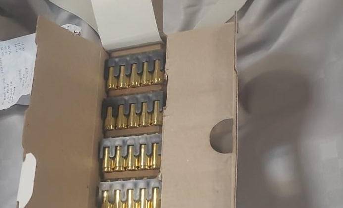 Los inspectores de Aduanas detectaron la presencia de estas municiones en el equipaje del viajero.