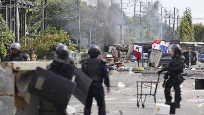 En medio de este caos, se han detenido a 376 personas, incluidos menores de edad.