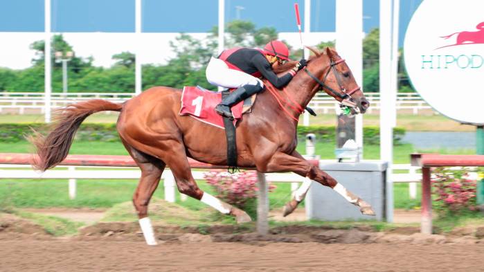 El ganador llegando a la meta, haciendo historia en la pista.