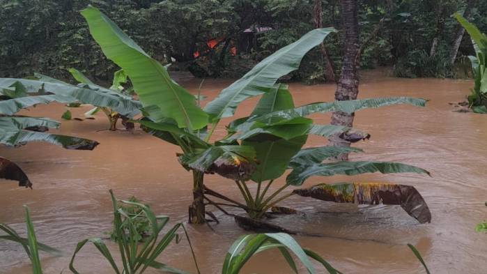 Joven madre y su bebé pasan el susto de sus vidas ante fuerte crecida de río