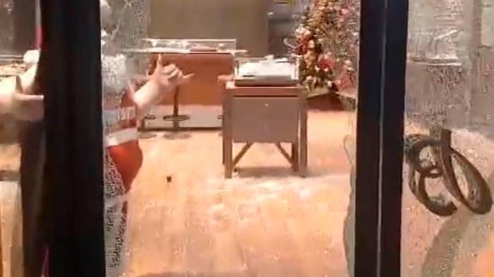 Entran a centro comercial y roban relojes de una joyería