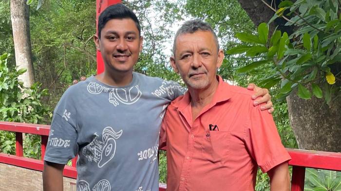 Oliver junto a su padre, el músico y artesano Belisario Núñez.