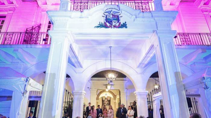Luces rosa y celeste alumbran la Presidencia de la República