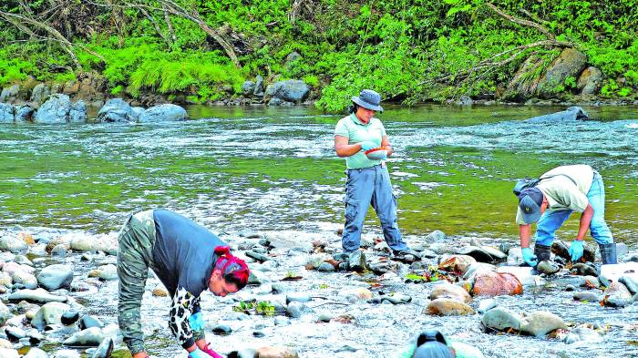 Comunidades cercanas a la mina lanzan programa para monitorear sus ríos