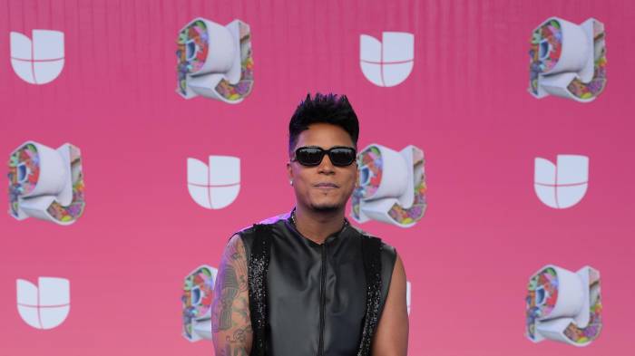 Urbano y elegante, así lució Eddy Lover.