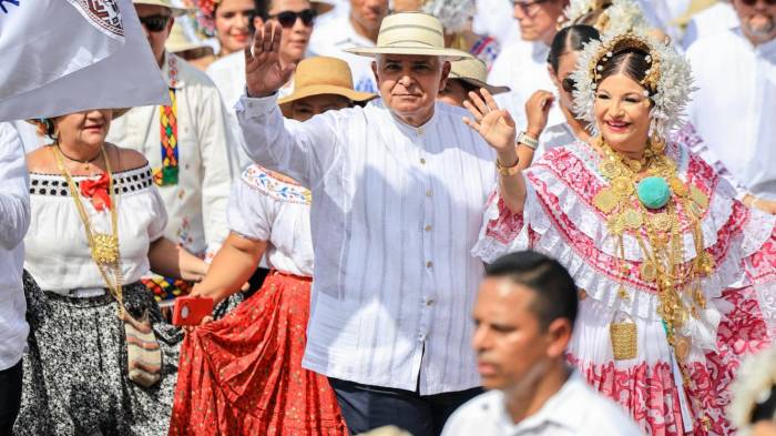 Mulino y su esposa presentes en el desfile de las Mil Polleras