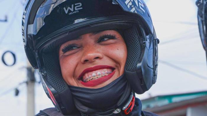 Unidad femenina motorizada durante labores de patrullaje.