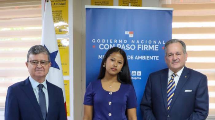 Elizabeth Chung estudiante del Colegio Venancio F. Pascual.