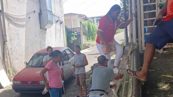 Vecinos improvisaron pasos para poder cruzar el área anegada.