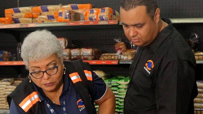 Inspectores de Acodeco y DGI revisan productos y documentación en un local de Cerro Batea.