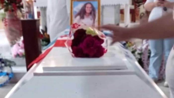 La iglesia San Juan Bautista de Antón acogió la misa en memoria de ‘Rosadita’.