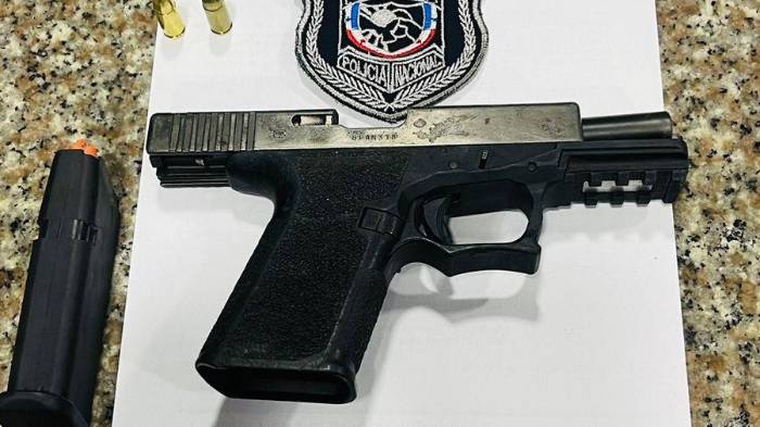 Arma con su proveedor.