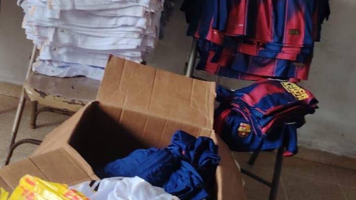 Aduanas retiene ropa deportiva chiviada del Real Madrid y Barcelona