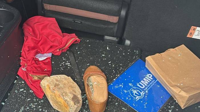 El carro en el que viajaban menores de edad también sufrió daños durante el ataque, según denunció la funcionaria.