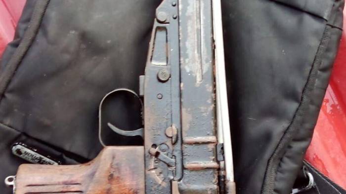 La Policía Nacional decomisó una subametralladora y municiones durante el allanamiento.