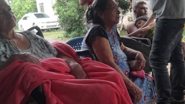 Adultos mayores de El Cedro están entre los afectados por el sismo.