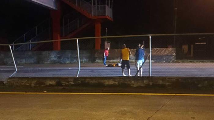 El hecho ocurrió debajo del puente elevado de Santo Domingo y es investigado por las autoridades judiciales.