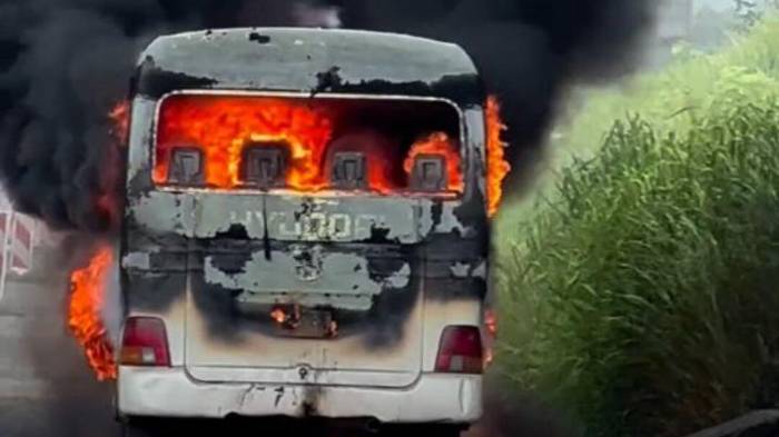 El bus tipo Coaster fue consumido por las llamas en el área del puente Giral, en Buena Vista de Colón. No hubo heridos ni víctimas fatales.