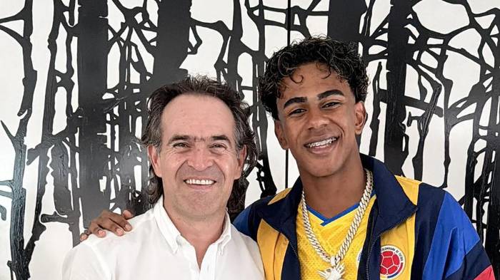 Fotografía publicada en la cuenta de X del alcalde de Medellín, Federico Gutiérrez (i), que lo muestra junto al jugador español Lamine Yamal, en Medellín (Colombia).