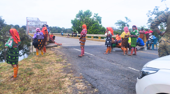Indígenas gunas cierran puente Bayano, protestan por escuela