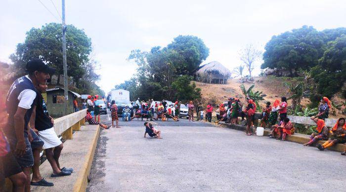 Indígenas gunas cierran puente Bayano, protestan por escuela