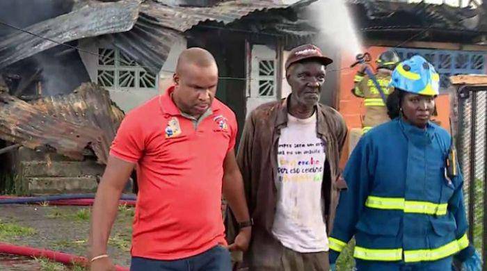 El adulto mayor fue llevado a revisión con los paramédicos.