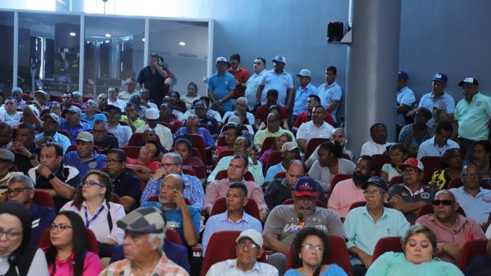 Transportistas durante la sesión de la Comisión de Comunicación y Transporte en la Asamblea.