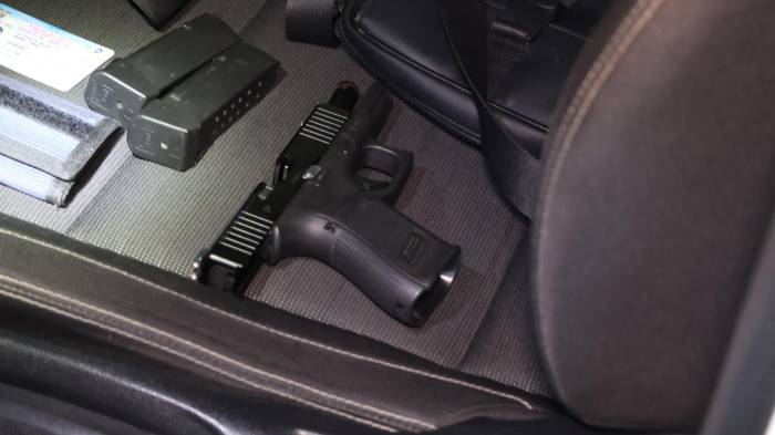 Durante el operativo también se decomisó un arma de fuego.